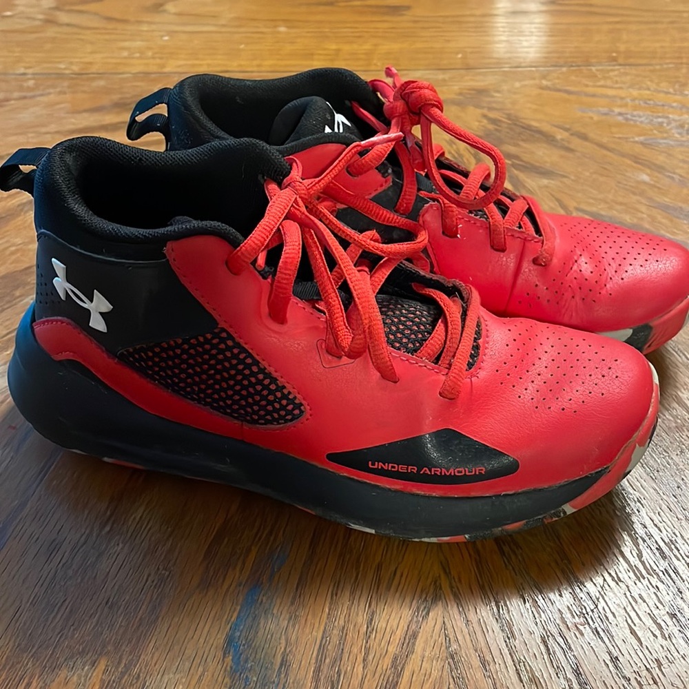 Boys under armour shoes size 4Y
